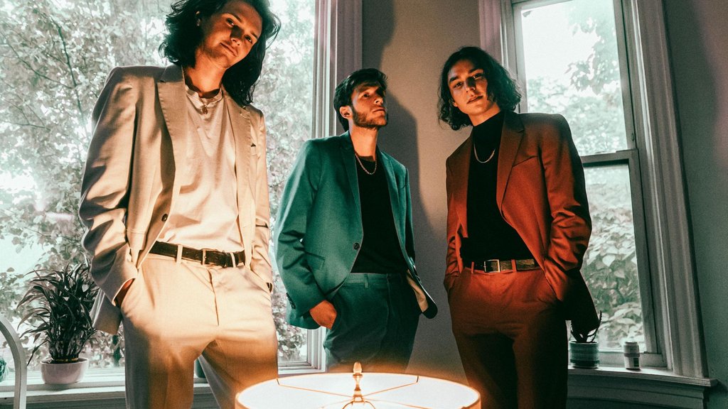 Capital Soirée release a real rush of emotions in new single 'Side of Town'! 💕 It is a serious earworm. Full review here - buff.ly/3ixj2ua
✍️ <a href="/adamsoundsgood/">Adam🍊</a>