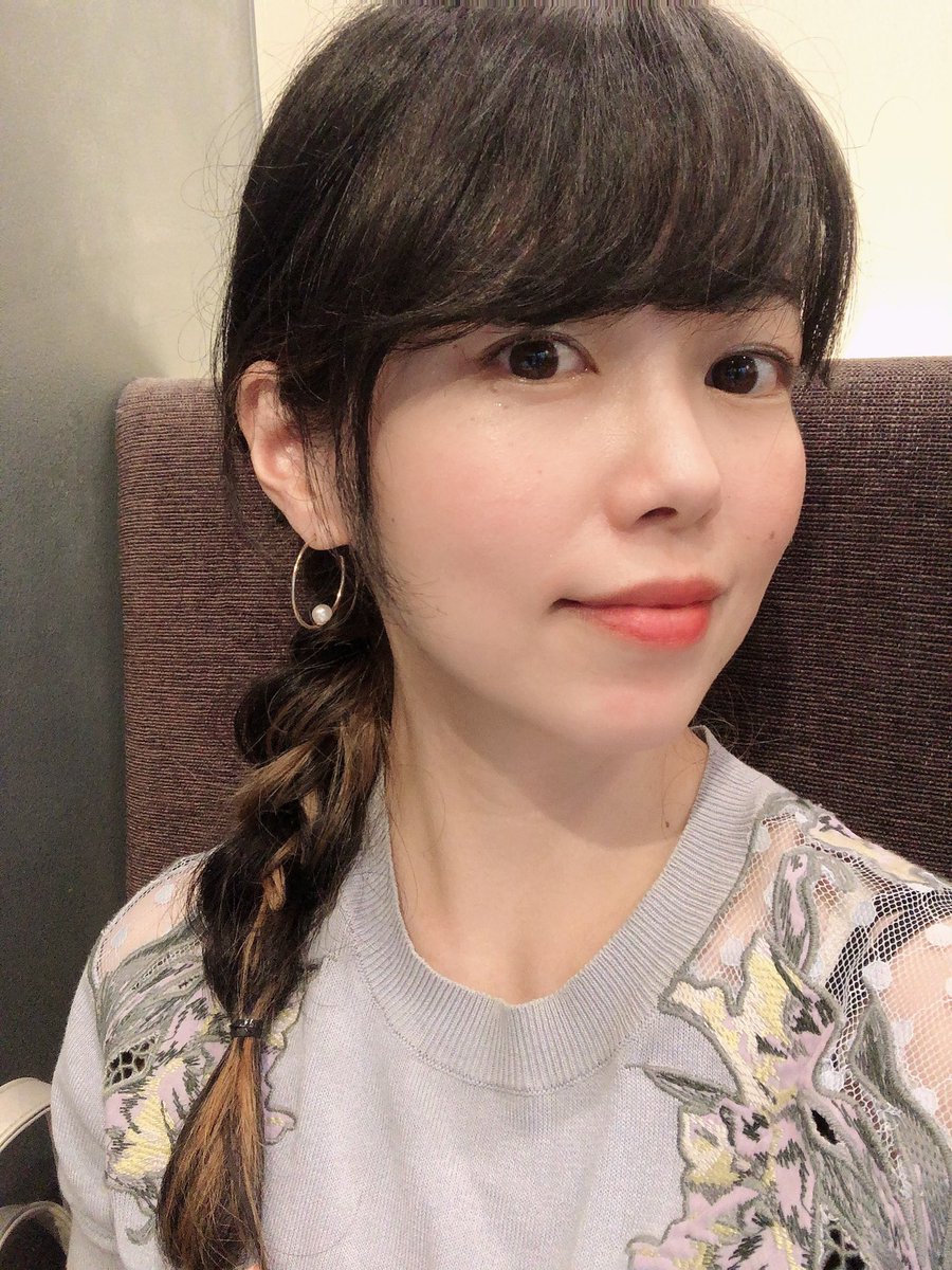 福島亜美 実は 生まれて初めて髪を染めました ちょっと前に美容院行って喜んでたのはこれのことでした でも初めて過ぎてひよってしまいインナーのみです笑 髪型によっては気づかれないレベル 今後も楽しんでいきたい