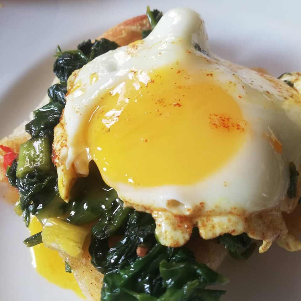 rovingchefLdn's tweet photo. Brunch time.. Fried egg on ciabatta with wilted spinach, spring onions and chillies ..Please email or message for #GiftCards for #cookerylessons Thank you..#LondonLife https://t.co/08zZSZWnv5