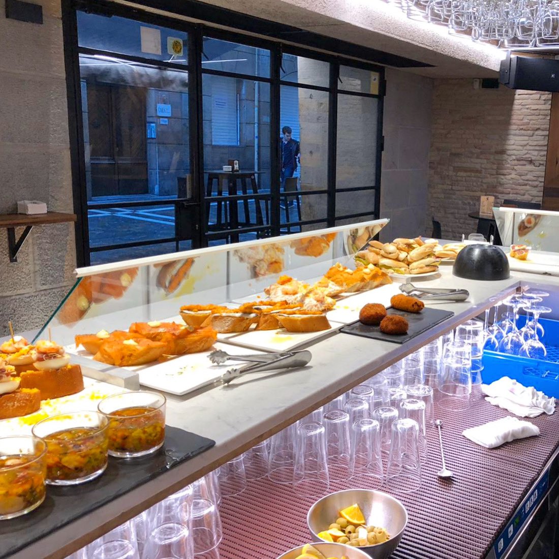 Y con estas vistas de entorno os vemos entrar cada día a nuestro bar.
¿¿ Te vemos el fin de semana ?? 😉❤️
•
#finde #pintxos #verano #summer #pamplona #foodie #yummie #navarramente #viernes