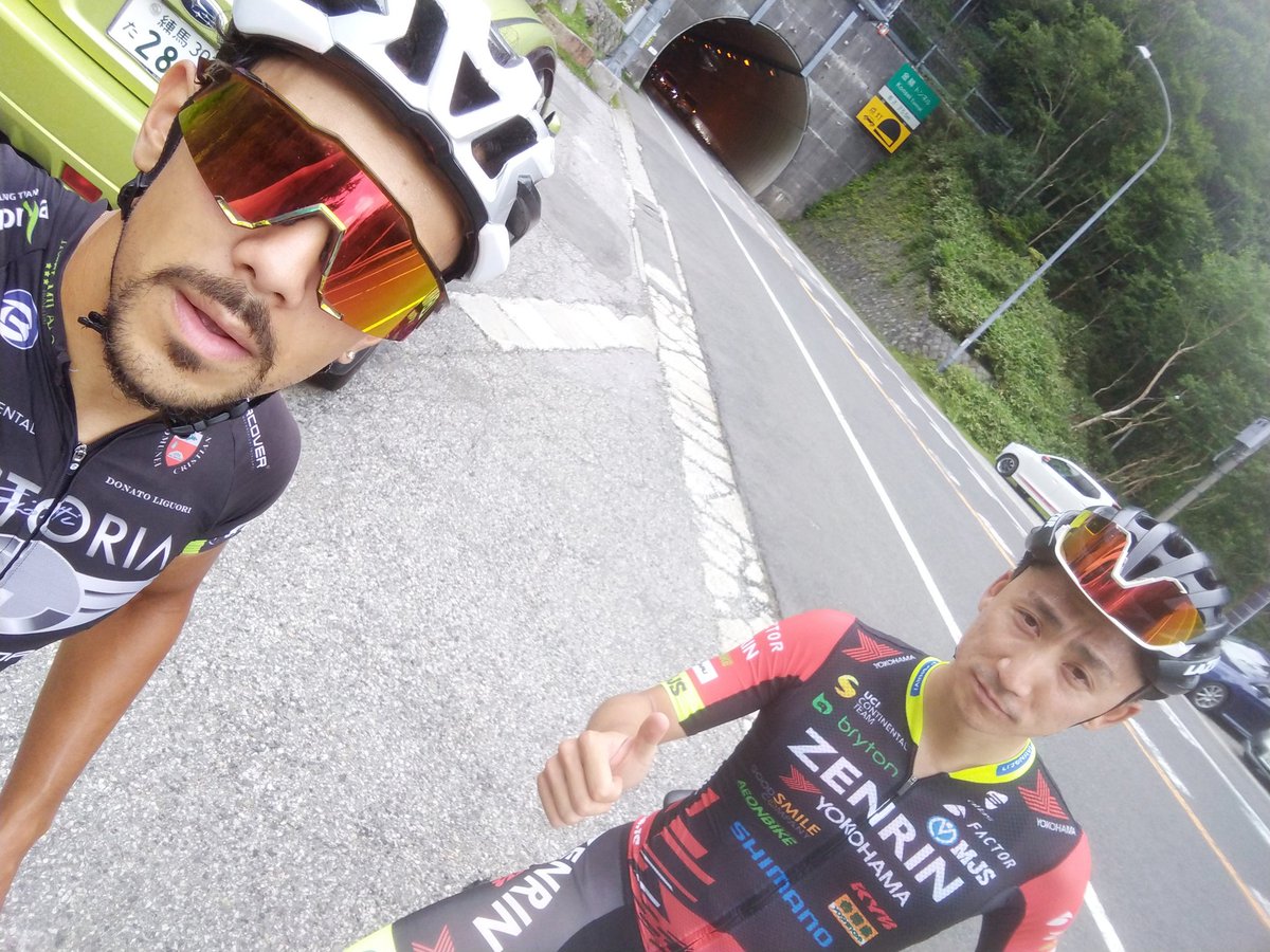 MRNkobayashi's tweet photo. 最高に綺麗で登りも下りも死ぬほど楽しい場所で最高のメンバーで最高のトレーニング✌地球に生まれて良かった〜🤗選手始めて間もない頃から欧州で過ごして、���レーニングやレースに多くの時間を費やしてきた。けれど国内のことには全然無知で、こんなに素晴らしい場所があることすら知らなかったよ🤗 https://t.co/zu1nXzsuqz