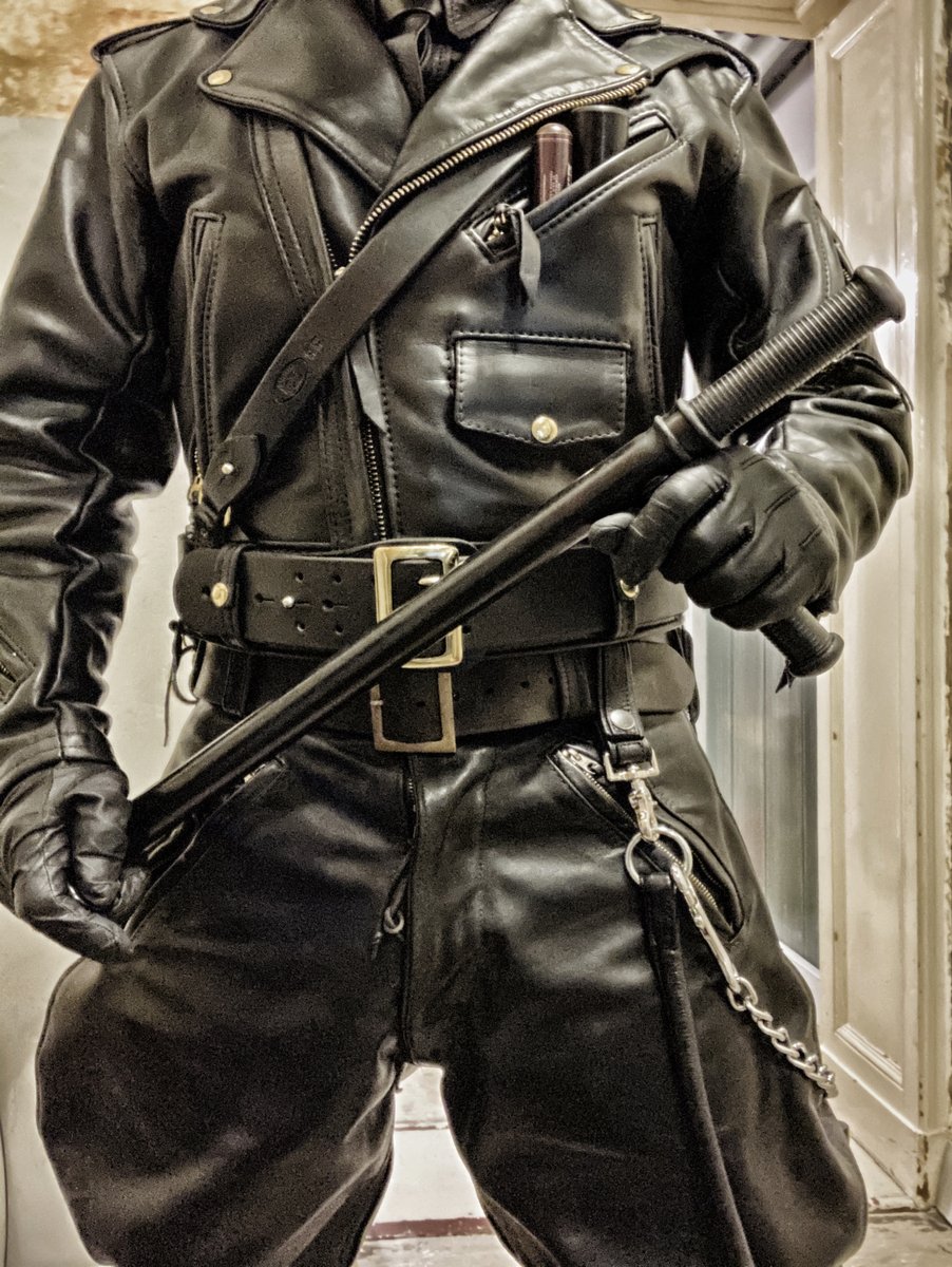MasterTopXXL1's tweet photo. my favorite toy, an old police baton / tonfa. My slaves and I have a lot of fun with it. You have to feel it and enjoy it.
#tonfa #schlagstock #leather #leder #couro #cuero #langlitz #langlitzjacket #langlitzcolumbia #master #masterslave #breeches #langlitzbreeches #rangers https://t.co/eVLE19wHh3