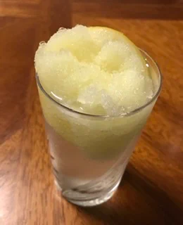 三ツ矢レモンサクレ作って飲みました。暑い外から帰ってきて、簡単に美味しく爽やかに体内を冷却出来るシャワシャワ感が最高ですね！入れるのは少メロンソーダのアイスより少し多いくらいがお勧め  