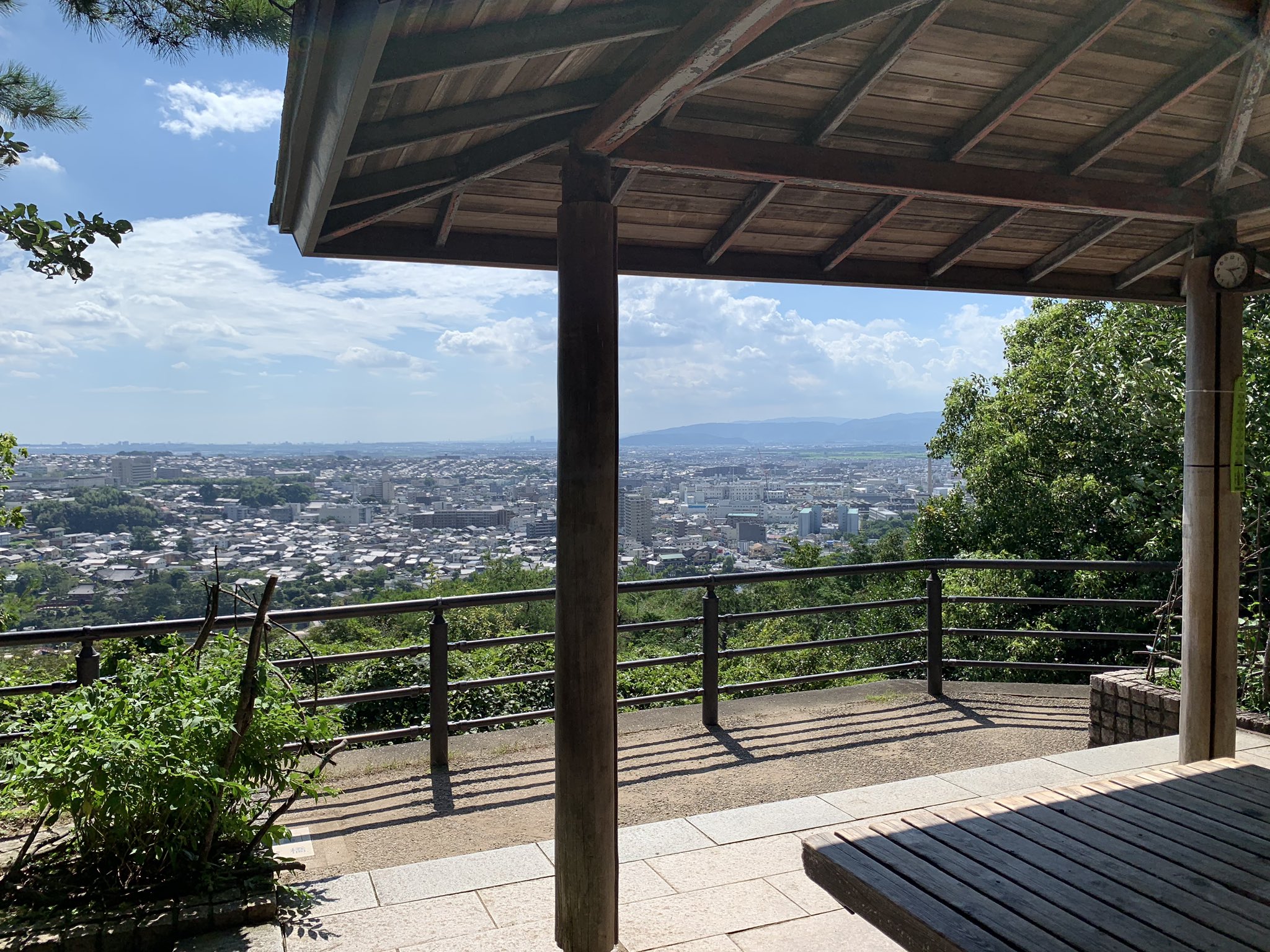 宇治市観光協会 大吉山展望台 宇治市宇治東内65 5 さわらびの道 から緩やかな坂道を登ること10 15分 宇治市内を一望できるスポットです 宇治が舞台となったアニメ 響け ユーフォニアム の聖地としても有名です 夜には美しい夜景も楽しめ