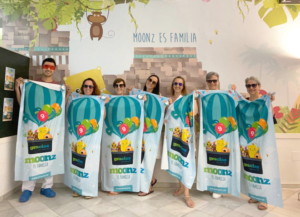 ☀️Este año no pudimos estar juntos en nuestro cumple Moonz 9 pero así lo celebramos en la distancia. 
Aquí nuestro equipo de Moonz Campo de Gibraltar con sus Moonztoallas de cumpleMoonz 9💚 Gracias por estar ahí
#moonzversario #saludinfantil #ortodonciainfantil   #equipomoonz