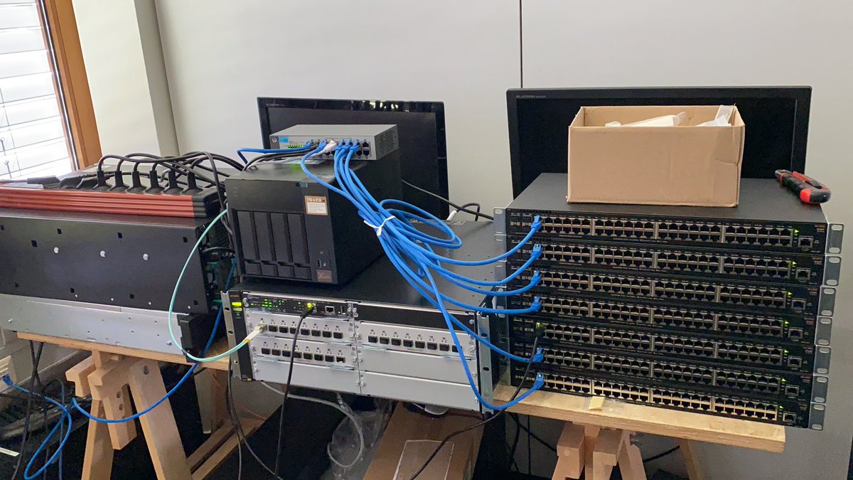 Langsam wird es doch mit dem Platz eng. Da sollte doch ein neuer Tisch her.