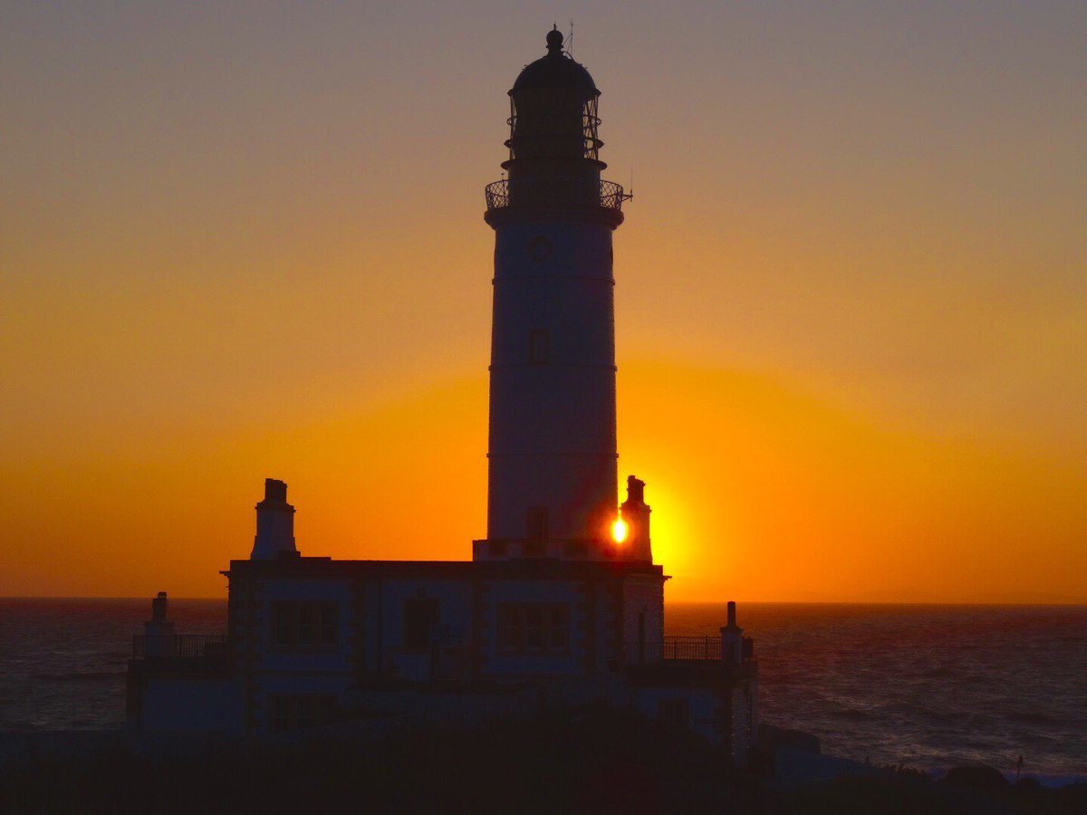 FollowingTLites's tweet photo. I can’t get enough of the sunset at Corsewall Lighthouse. Have you been and watched the sunset? #sunset #corsewalllighthousehotel #stevensons #lighthouse #scotland #coast @alklighthouse @NLB_UK https://t.co/ytciKTq2pg
