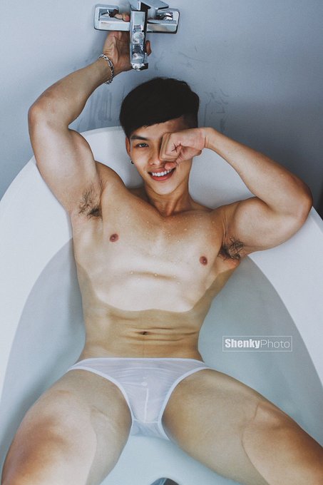 Do you like him ?? Ai th&iacute;ch Tuấn Anh giơ tay . Chắc phải k&ecirc;u Tuấn Anh xiết body lại để chụp bộ comeback