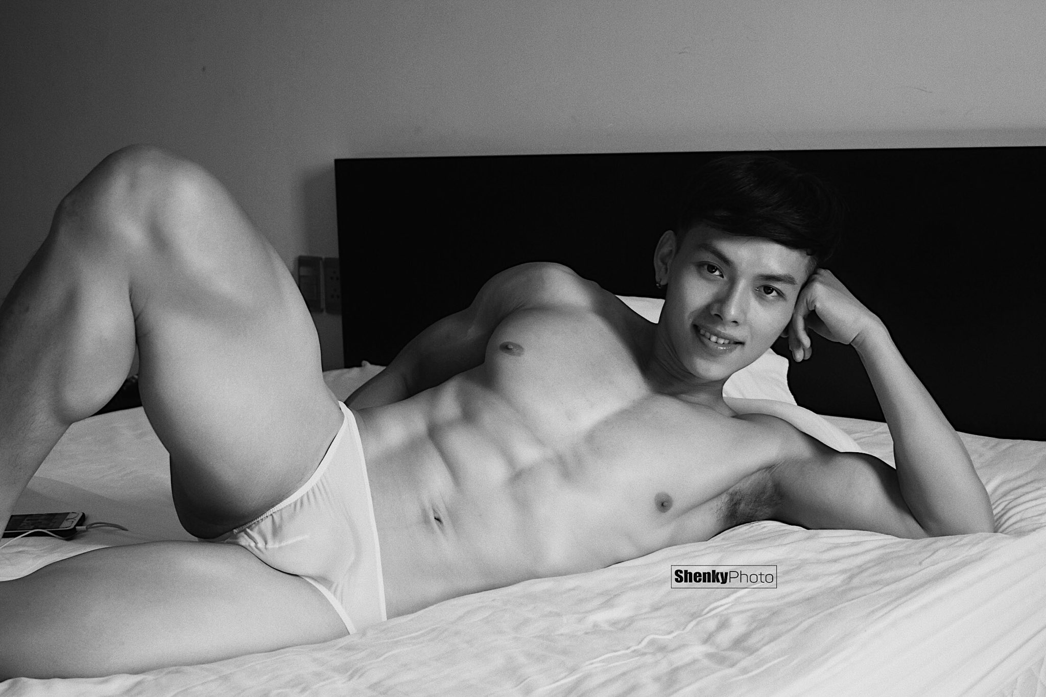 4 pic. Do you like him ?? Ai thích Tuấn Anh giơ tay . Chắc phải kêu Tuấn Anh xiết body lại để chụp bộ comeback quá . Body nét , mặt Hàn Quốc nữa ! Concept by @shenkyphoto https://t.co/0rf84WSD5d