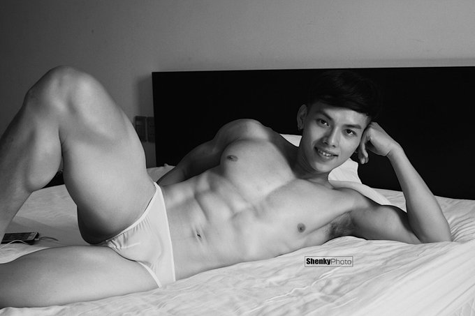 Do you like him ?? Ai th&iacute;ch Tuấn Anh giơ tay . Chắc phải k&ecirc;u Tuấn Anh xiết body lại để chụp bộ comeback