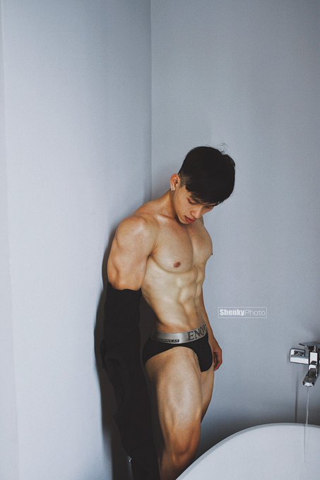 Do you like him ?? Ai th&iacute;ch Tuấn Anh giơ tay . Chắc phải k&ecirc;u Tuấn Anh xiết body lại để chụp bộ comeback