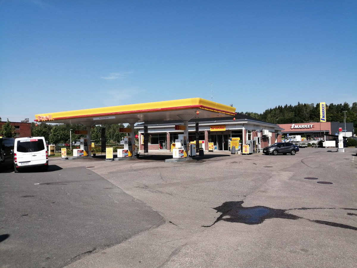 Joht_Kotiniemi's tweet photo. Hyvää päivää ajomiehet @jarvansalo, @KosonenTimo & @Jrvinen_J. Missähän vietetään keskipäivän #Shell-hetki. Onhan tämä melko helppo, varsinkin naistenmies @theFieni'lle.
#TunnistaShell #ShellienMies
Iso kahvi muuten täällä yhä 2.40 €. 😍 https://t.co/ALmVizPd8P