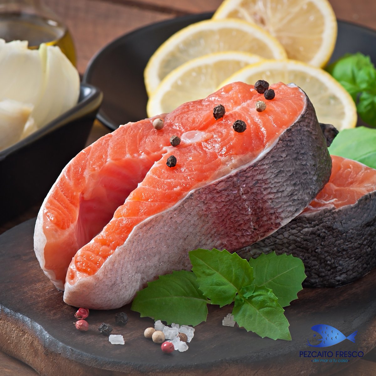 La piel del salmón es una barrera de protección en el momento de cocinarlo ya que ayuda a retener los jugos y a mantener la carne tierna. 

Visita nuestra web y encontrarás salmón y mucha más variedad de pescados pezcaitofresco.com