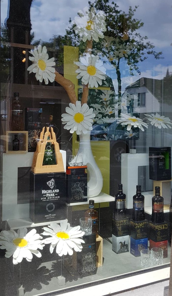NewCreations_NL's tweet photo. Ook slijterij en wijnhandel van Lieshout is in de bloemen gezet πΌππΌ
#weloveflowers #margrieten #daisies #trenddecor2020 #etalage #decoratie #vm #visualmerchandising #etalagestyling #Newcreations_nl #NewCreations #Shopwindowdisplay #shopwindow #storewindow #femaleentrepeneur https://t.co/KTJJLvHvd4