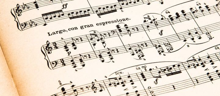 Essen wir langsamer mit Musik? Nach einer aktuellen Studie kann Hintergrundmusik bei den #Mahlzeiten die #Essgeschwindigkeit verringern und somit zu einem gesünderen #Essverhalten beitragen. Besonders deutlich war der Effekt bei langsamen #Legato ➡️ buff.ly/3iCOveM