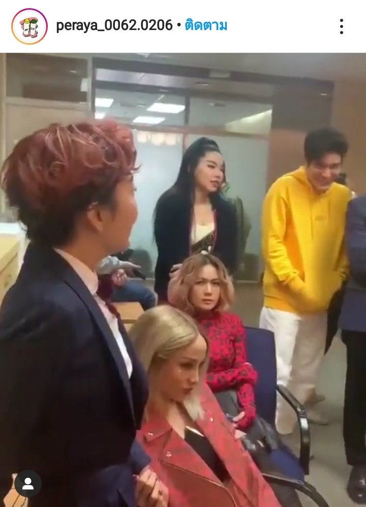 NOEY_PRANPREEYA's tweet photo. ทีแรกก็เห็นเป็นพี่เค้าจับมือกันนะ​ แต่ก็ไม่มั่นใจเท่าไหร่อ่ะ555​/พอเห็นรูปที่พี่ลุลาลงเท่านั้นแหละ​ (รู้เลยค่ะ🌝🌚) https://t.co/eJDTbswd89