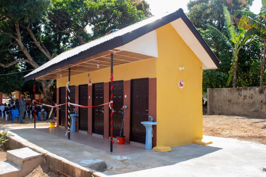 Dans ce village au #Nigeria 🇳🇬, nous avons installé l'eau courante, l’éclairage de nuit et de nouvelles toilettes et douches pour améliorer les conditions de vie de plus de 300 personnes, dont 100 sont atteintes de handicaps graves à cause de la #lèpre. 💥
#agircestcontagieux