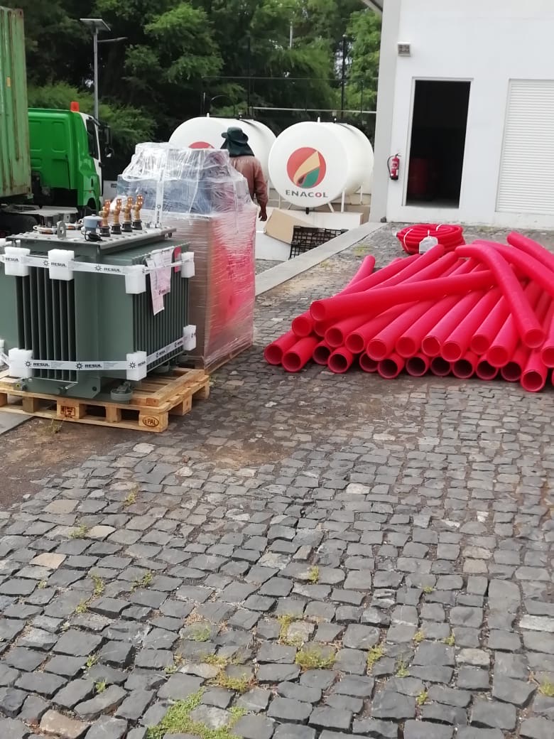 Já se encontram na IDAM do Porto Novo, os equipamentos do Posto de Transformação de 250 KVA que permitirão adquirir energia eléctrica em Média Tensão e reduzir os custos energéticos na produção de água dessalinizada #IlhaSantoAntão #CaboVerde