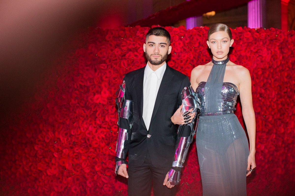 Gigi Hadid and Zayn sharing clothes and showing love through fashion - a thread.1. They wore Versace during  #metgala   (2016) - Manus x Machina: Fashion in an Age of Technology 
