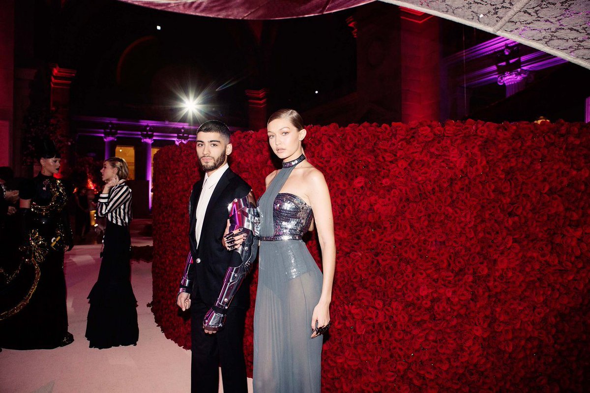 Gigi Hadid and Zayn sharing clothes and showing love through fashion - a thread.1. They wore Versace during  #metgala   (2016) - Manus x Machina: Fashion in an Age of Technology 