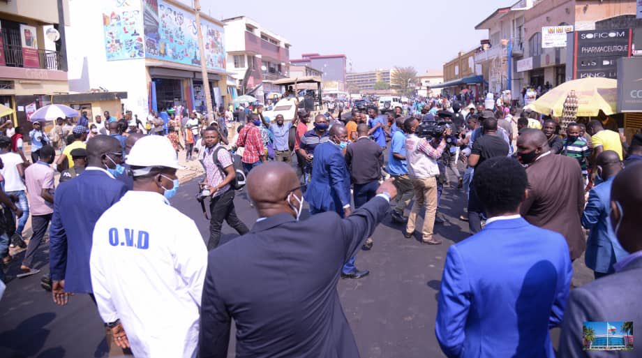 Partout en province les chantiers avancent normalement.
Ce vendredi par exemple à #Lubumbashi, escale d’abord sur l’avenue #Lomami : goudronnage en cours ensuite sur la chaussée #MzeeKabila: pose des séparateurs et des passages-piétons pour des raisons de sécurité routière.