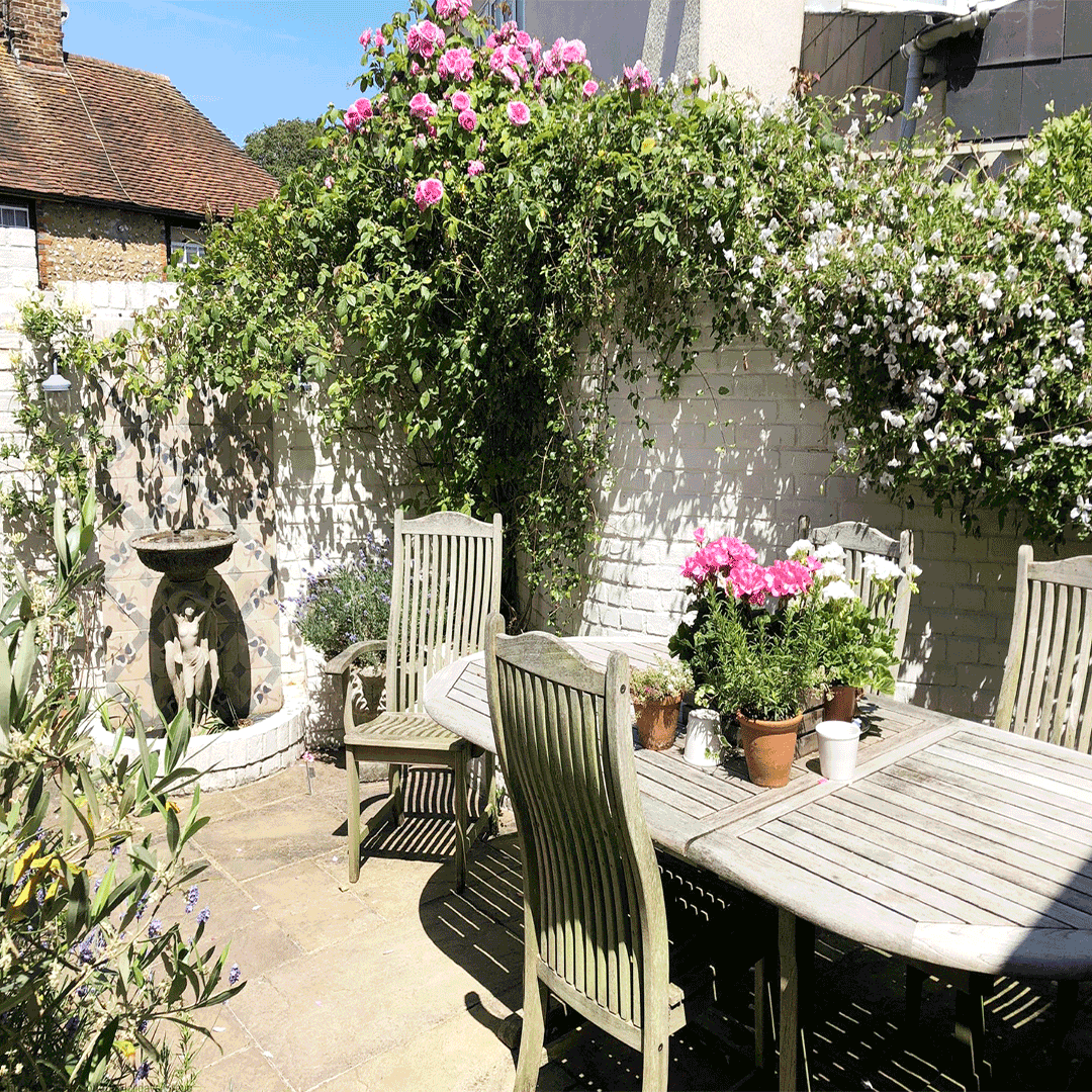 🌟 Brand New + Available August Bank Holiday! 🌟

With the #SouthDowns on your doorstep and the coast only six-miles away, Middle House is a beautiful Georgian townhouse in the pretty village of Steyning. Available August #BankHoliday 🥳

Find out more...amberleyhousecottages.co.uk/Sussex/Holiday…