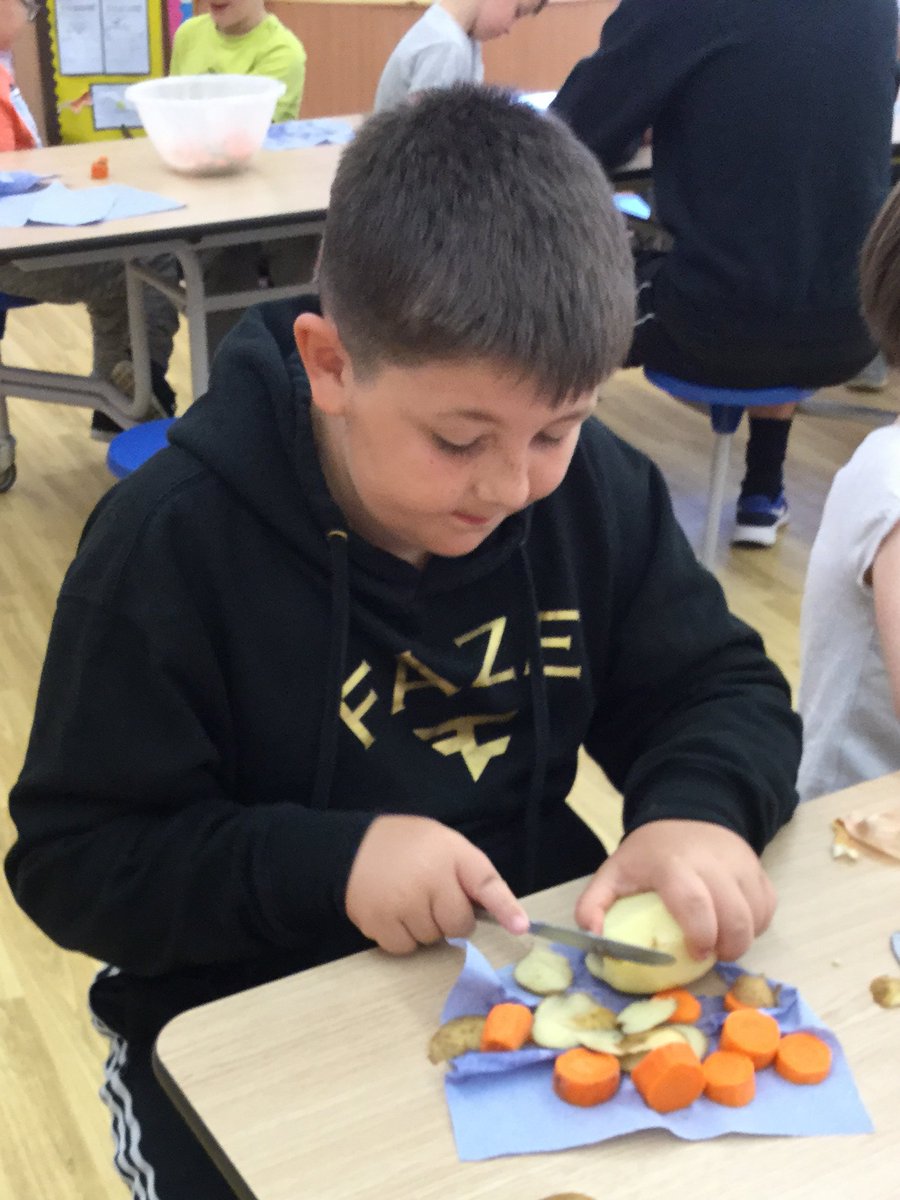 GD_Primary's tweet photo. Super soup #healthyholidaysleeds @LeedsCommFound #FAF2020 @healthyschools_ Learning new skills and making delicious, nutritious soup @RethinkFoodUK Who knew vegetables were so delicious! 🧅🥕🥔🍜 https://t.co/0zSf9IBHbA