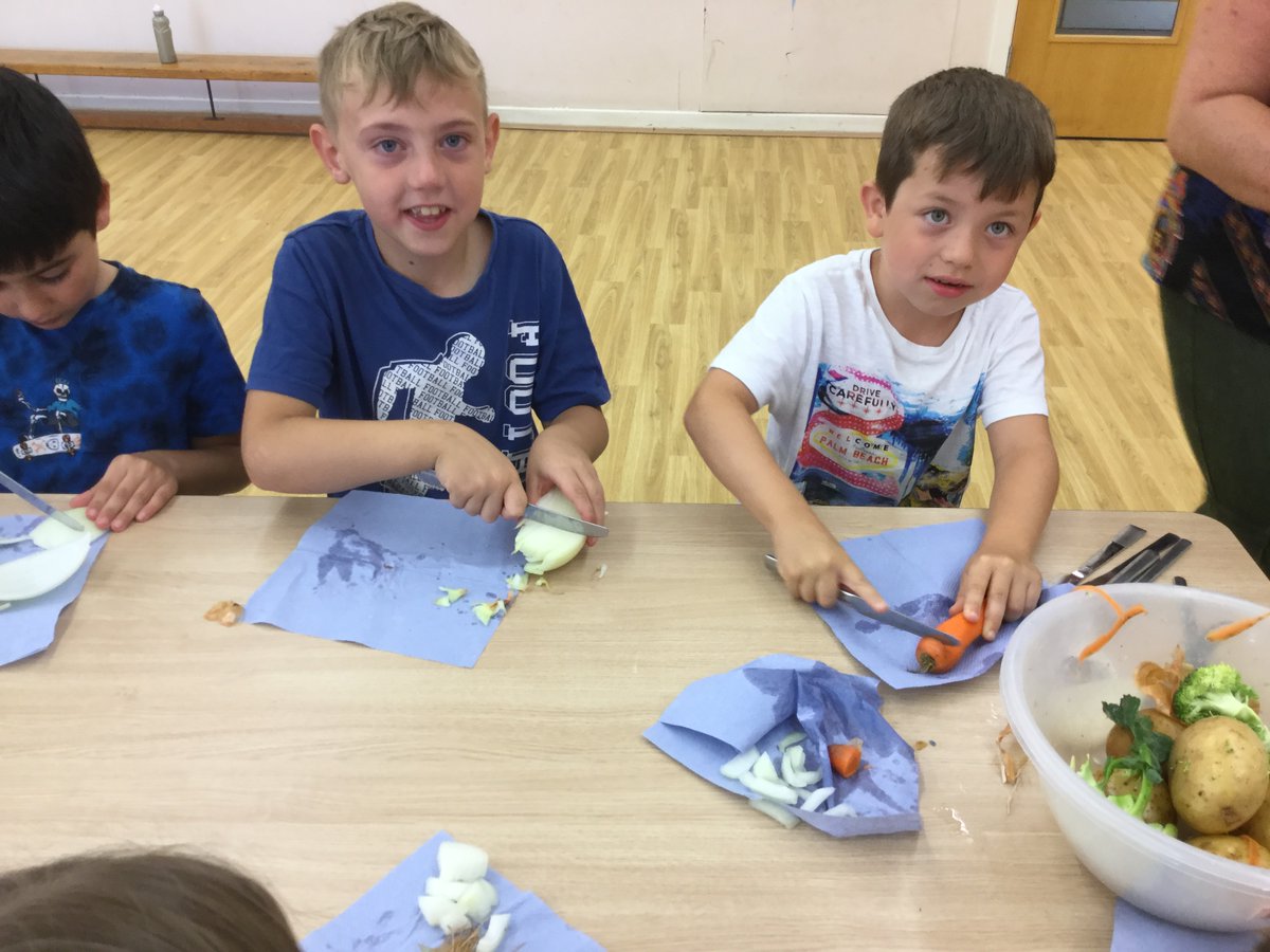GD_Primary's tweet photo. Super soup #healthyholidaysleeds @LeedsCommFound #FAF2020 @healthyschools_ Learning new skills and making delicious, nutritious soup @RethinkFoodUK Who knew vegetables were so delicious! 🧅🥕🥔🍜 https://t.co/0zSf9IBHbA