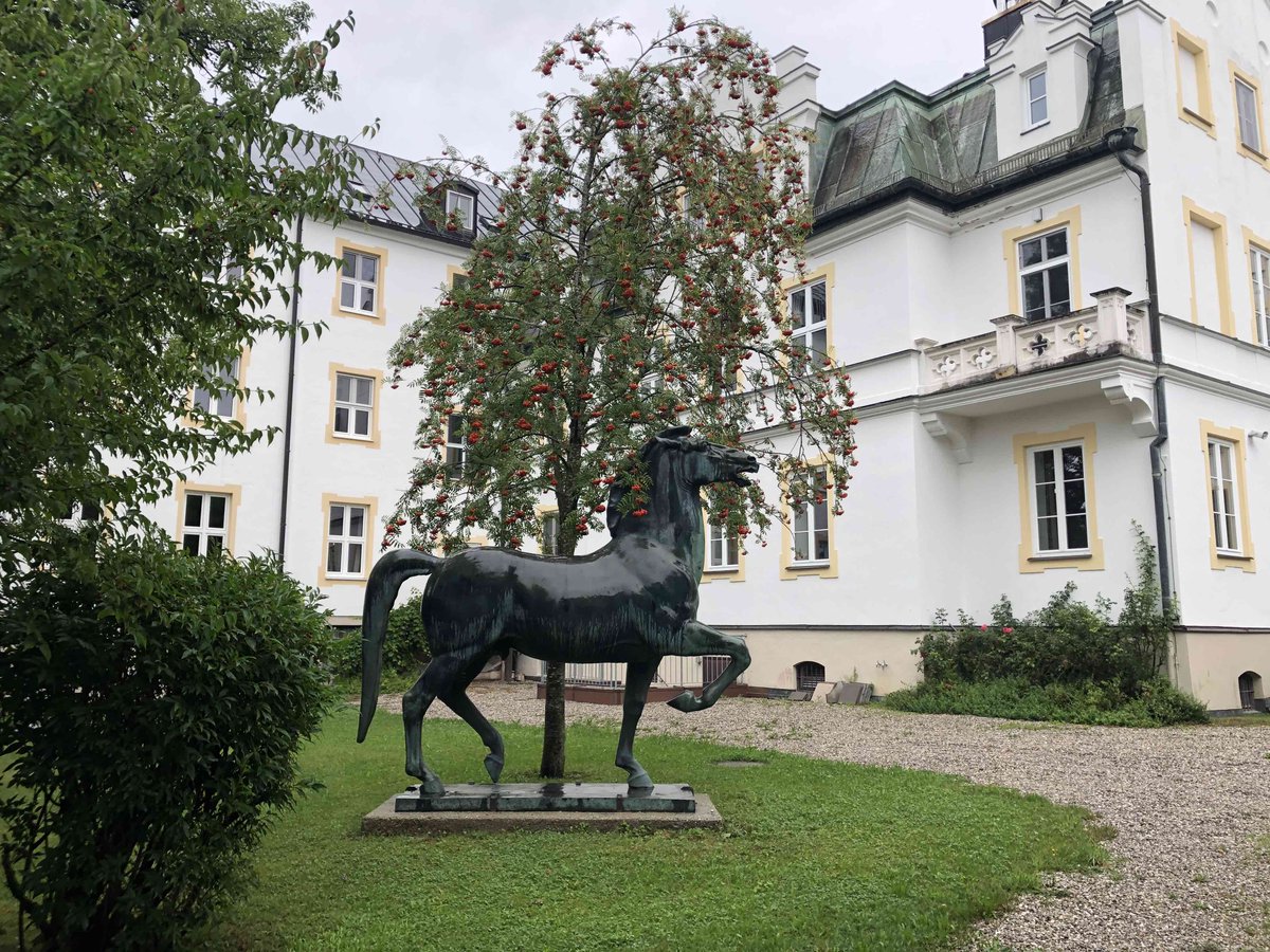 Ca. 10 km westlich von Traunstein steht auf dem Schulhof einer Privatschule am Chiemsee ein “Schreitendes Pferd” von Josef Thorak. Thorak war “Staatsbildhauer” im Dritten Reich und ein Lieblingskünstler Hitlers. Kein Hinweisschild zu Entstehung oder Kontext.