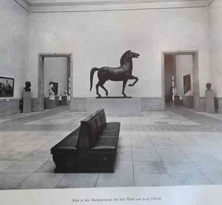 1939 war die Skulptur auf der “Großen Deutschen Kunstausstellung” im heutigen  @HausderKunst in München zu sehen.