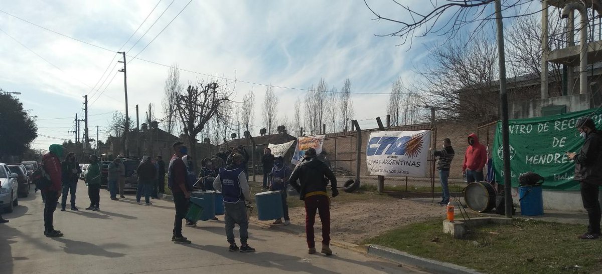 AteMalvinasArg's tweet photo. #AHORA #MalvinasArgetinas Paro y asamblea en el #CRMA.
Trabajadorxs reclaman acciones por los contagios de #COVID19 y denuncian la responsabilidad en la muerte de un compañero. 
Pato Roitman presente. 
@OrgNinezBA @EvaAsprella @Kicillofok https://t.co/iIgOQd1xOQ