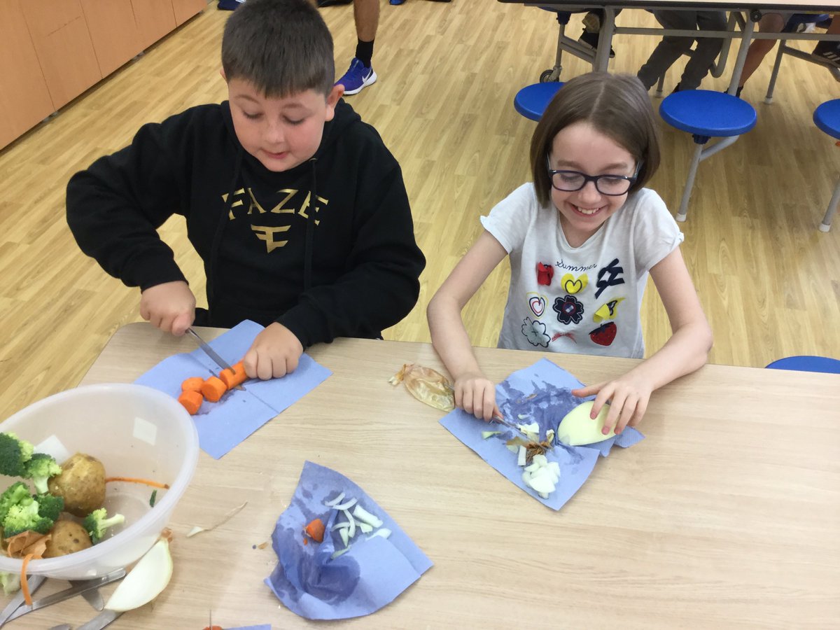 GD_Primary's tweet photo. @healthyschools_ Knife skills to make our soup @RethinkFoodUK #FAF2020 @LeedsCommFound and lots of water because its thirsty work! 🔪🍽️👩🍳👨🍳 https://t.co/U9WoiUcshF