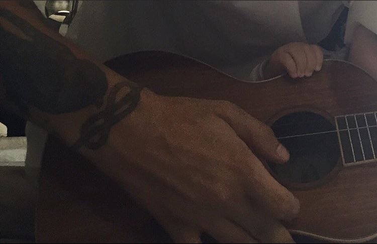 the mini guitar, freddies hand 