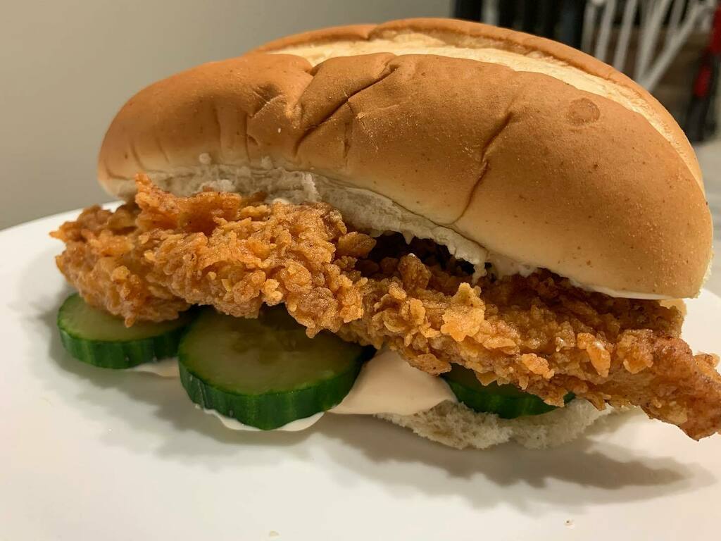 whatis4dinner's tweet photo. #spicy #crispy #chicken #sandwich #whatsfordinner #whatsfordinnerbook https://t.co/FYI3V6YEwU https://t.co/xt7J30yM0u
