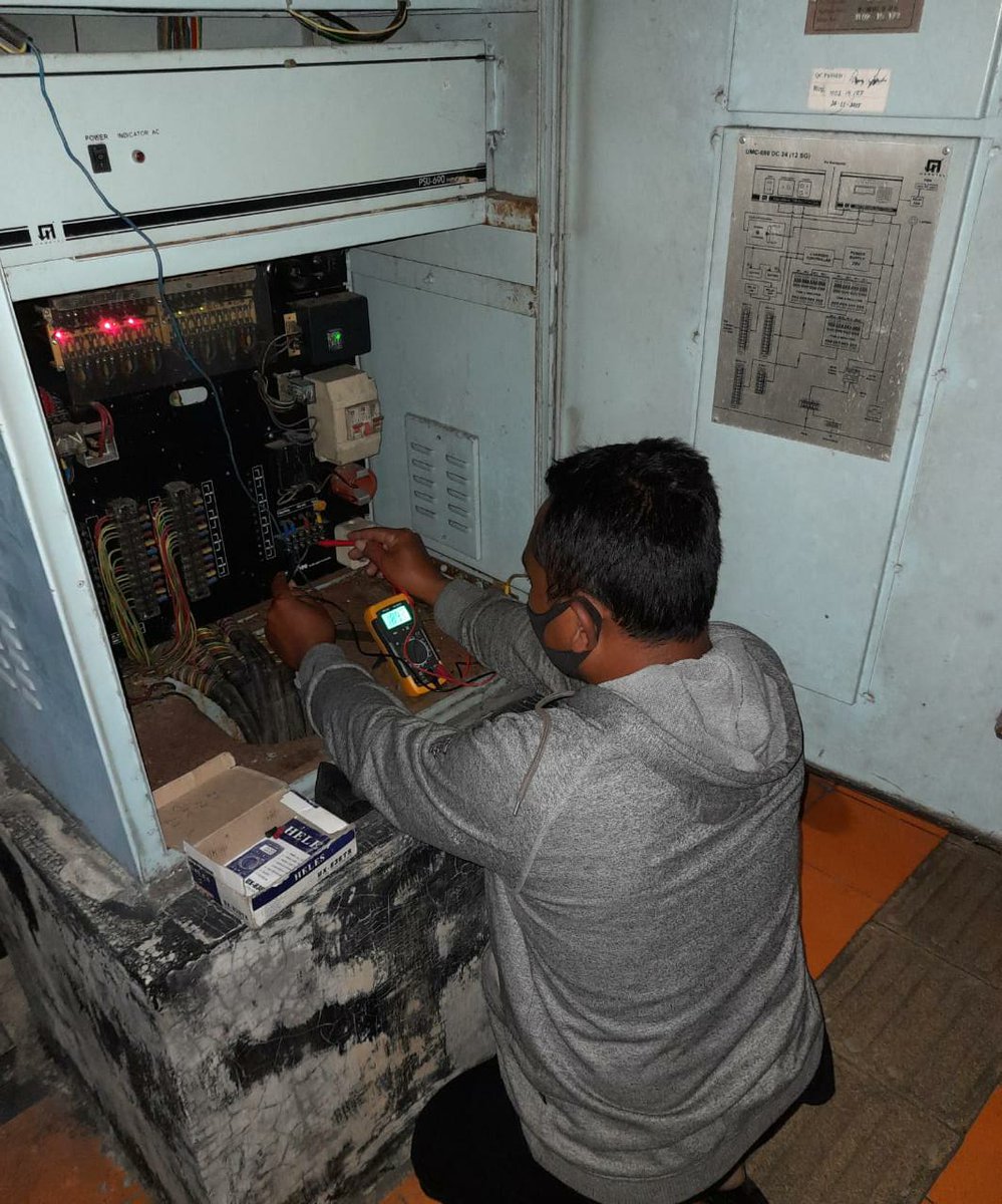 dishubklaten's tweet photo. Kamis, 13 Agustus 2020

Giat Pengecekan dan Perbaikan traffic light simpang empat Tlogo Prambanan menindaklanjuti perintah bu kadalops. Cek dilapangan, memang benar adanya kalau traffic light mati. 

#DishubKlaten
#mrll
#timgerceptrafficlight 
#KlatenBersinar https://t.co/SILHRou1rX