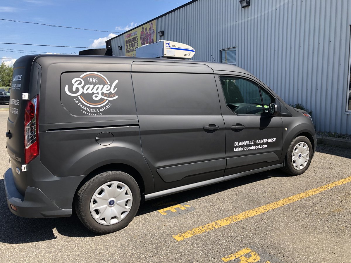 Sortimage's tweet image. Véhicule tout frais sorti du four pour Bagel Ste-Rose 🥯
Wow!! 🤩  Super chic!! 
⤵️
Transformation complète d’un véhicule BLANC en NOIR mat + appliqués de vinyle imprimé. 
📞Communiquez avec nous pour vos besoins en #recouvrementdevéhicule #articlespromo #jachetebleu #surmesure