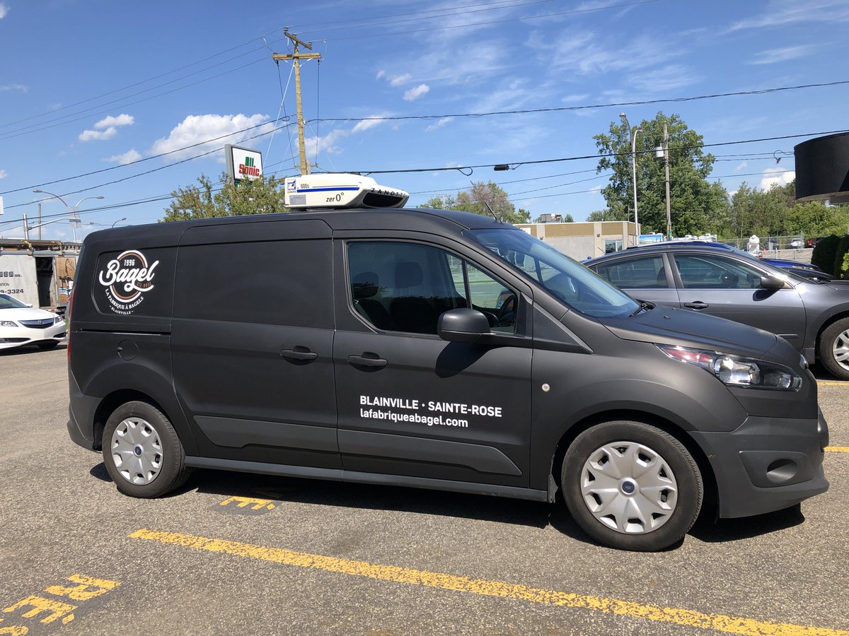 Sortimage's tweet image. Véhicule tout frais sorti du four pour Bagel Ste-Rose 🥯
Wow!! 🤩  Super chic!! 
⤵️
Transformation complète d’un véhicule BLANC en NOIR mat + appliqués de vinyle imprimé. 
📞Communiquez avec nous pour vos besoins en #recouvrementdevéhicule #articlespromo #jachetebleu #surmesure
