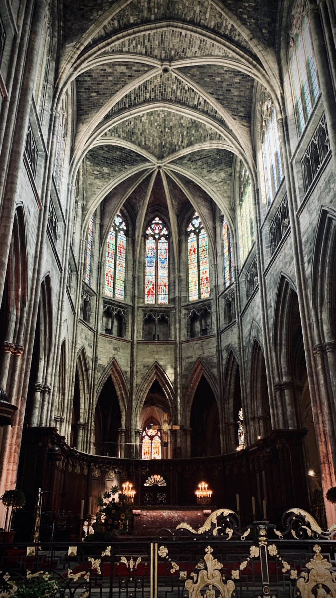 ボルドーで一番大きなサンタンドレ教会⛪️
ステンドグラスの質がかなり高かったです