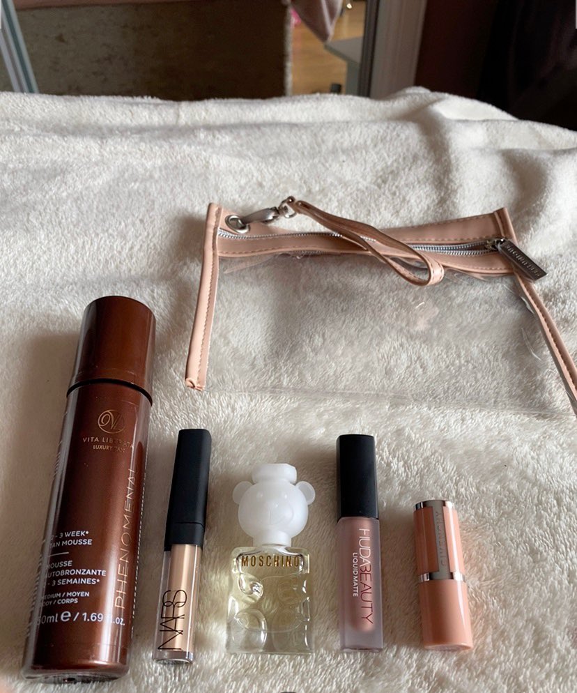 One for the girls 📢 Feel Unique are doing a deluxe sample kit on their for £12.95, you get the postage back as a gift voucher, look at these!!! Pages and pages of products for you to choose from, I’ll absolutely be doing it again what a bargain 👏🏽💓 <a href="/feelunique/">Yes We Hack</a>