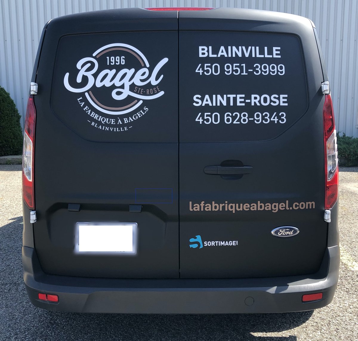 Sortimage's tweet image. Véhicule tout frais sorti du four pour Bagel Ste-Rose 🥯
Wow!! 🤩  Super chic!! 
⤵️
Transformation complète d’un véhicule BLANC en NOIR mat + appliqués de vinyle imprimé. 
📞Communiquez avec nous pour vos besoins en #recouvrementdevéhicule #articlespromo #jachetebleu #surmesure