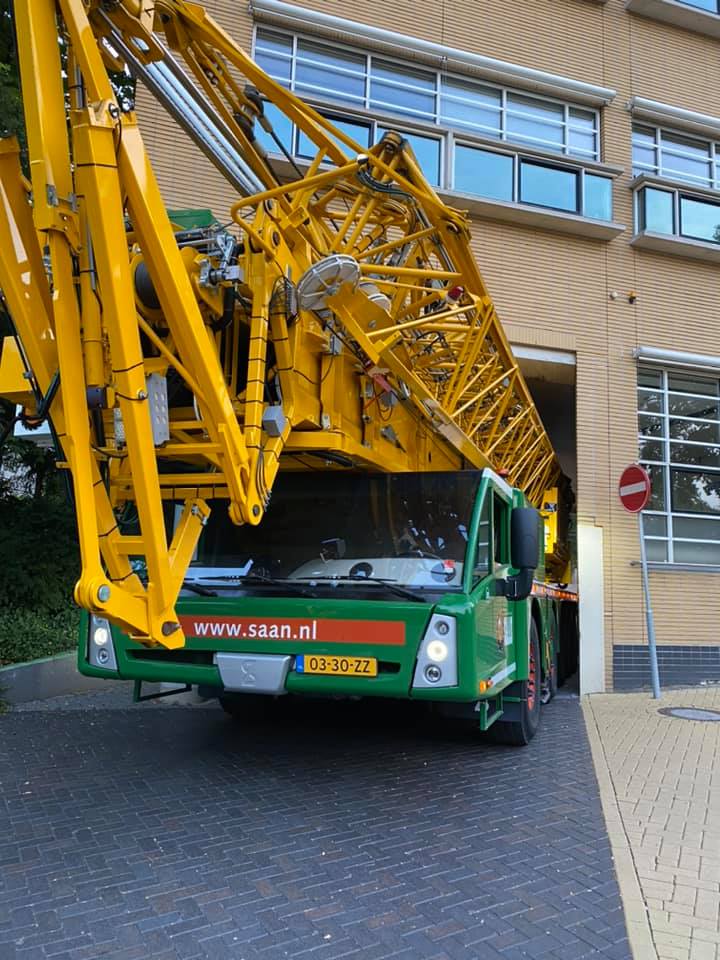 Geen centimeter had onze #kraanmachinist over. Zowel links als recht paste onze #torenkraan 🏗 precies door de inrit bij de KRO-NCRV in Hilversum. ✅Voor <a href="/Schiltmans/">Roelof Schiltmans</a> hebben wij hier materialen naar de daktuin gehesen. 💪👍 #vakman #pastprecies #werkenopdecentimeter #trots #topper