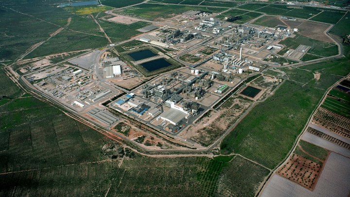 SABIC says solar-powered chemical plant will cut CO2 emissions by 800,000 t/y; feedstocks still fossil-based but company has plans to produce bio-based polycarbonate: thechemicalengineer.com/news/sabic-che…