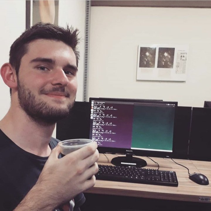 gabe_roier's tweet photo. Oi! Sou o Gabriel, graduando em astrofísica na UFRGS e sou cientista! Trabalho com galáxias de núcleo ativo e os processos de alimentação e retroalimentação que acontecem devido ao material que cai no buraco negro supermassivo destas galáxias

#ExistePesquisanoBR https://t.co/eM8CuBtyJT