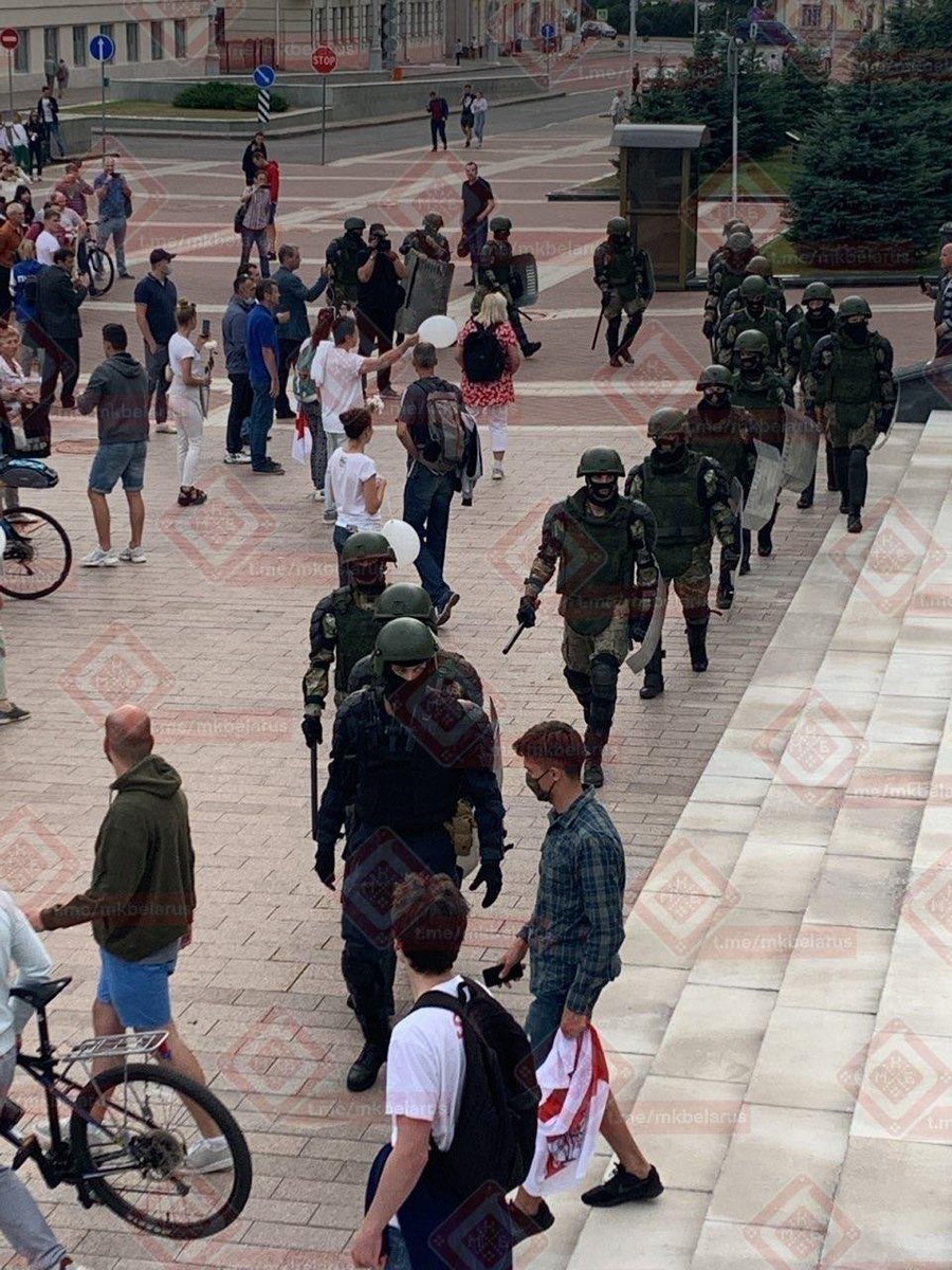 Les FDO biélorusses se déploient alors que les manifestants leur offrent des fleurs.Le tension monte à nouveau à Minsk, le régime de Loukachenko joue la confrontation et l’escalade.Internet a été coupé il y a quelques minutes dans la zone. #BelarusProtest