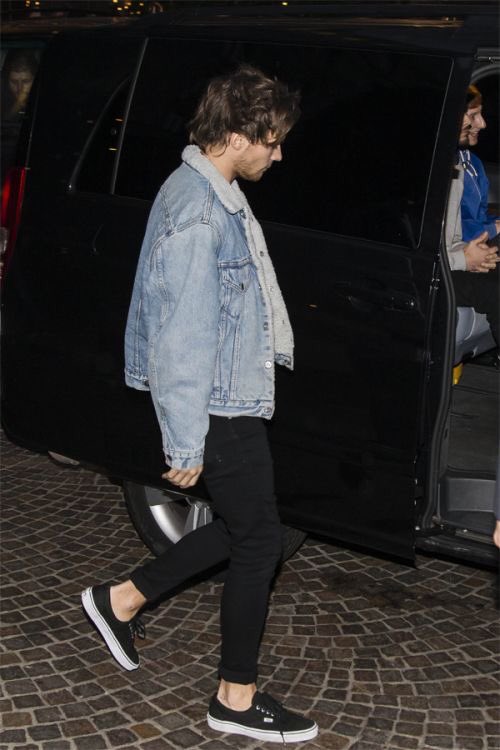 n misses h🕰 on X: No other words. Just Louis Tomlinson wearing a denim  jacket while holding a cigarette. I vote #Louies for #BestFanArmy at the  #iHeartArwards  / X