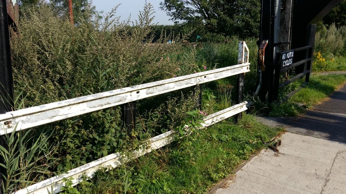 CrtPonting's tweet photo. Our #volunteers are amazing, some before and after pics of volunteer work they carried in #Isolation! And they #litter picked the area! Absolute ⭐s
 #lifesbetterbywater @CRTvolunteers @CRTNorthWest @CRTBoating @CanalRiverTrust https://t.co/odyREptDzC