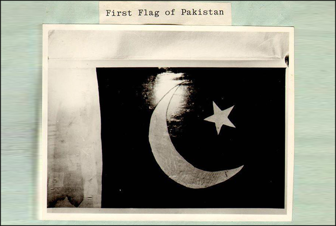Rare picture of Master Altaf Hussain stitching first flag of Pakistan