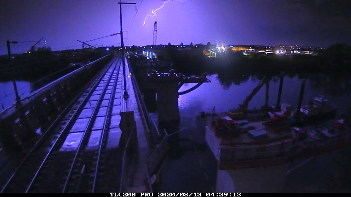 AurelienBoisson's tweet photo. Malgré l'orage en pleine nuit sur la Boucle de Seine @CA_SGBS78, le lendemain l'ouvrage @SNCFReseau #Eole à Bezons a été lancé sans encombre. Photos } @antfauveau https://t.co/wZ50J3zY5F