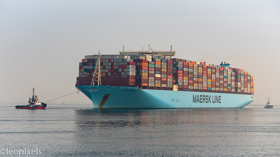#MurciaMaersk <a href="/Maersk/">Maersk</a> in <a href="/HavenRotterdam/">Havenbedrijf R'dam</a> #Rotterdam #thenetherlands with #record load of 19334teu @BoludaEurope #tugs <a href="/OnzeHaven/">Onze Haven</a>