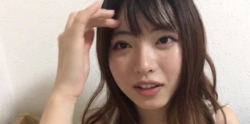 Helmwige_104's tweet photo. Macharin Showroom screenshots (cont.):
She also talked about female school uniforms in Taiwan having a long pants option; she rarely wore the uniform skirt.
Macharin also asked a lot of questions about Japan's Valentine's day.
#AKB48 #まちゃりん #馬嘉伶 #Macharin #MaChiaLing https://t.co/p4aNbOOh3I